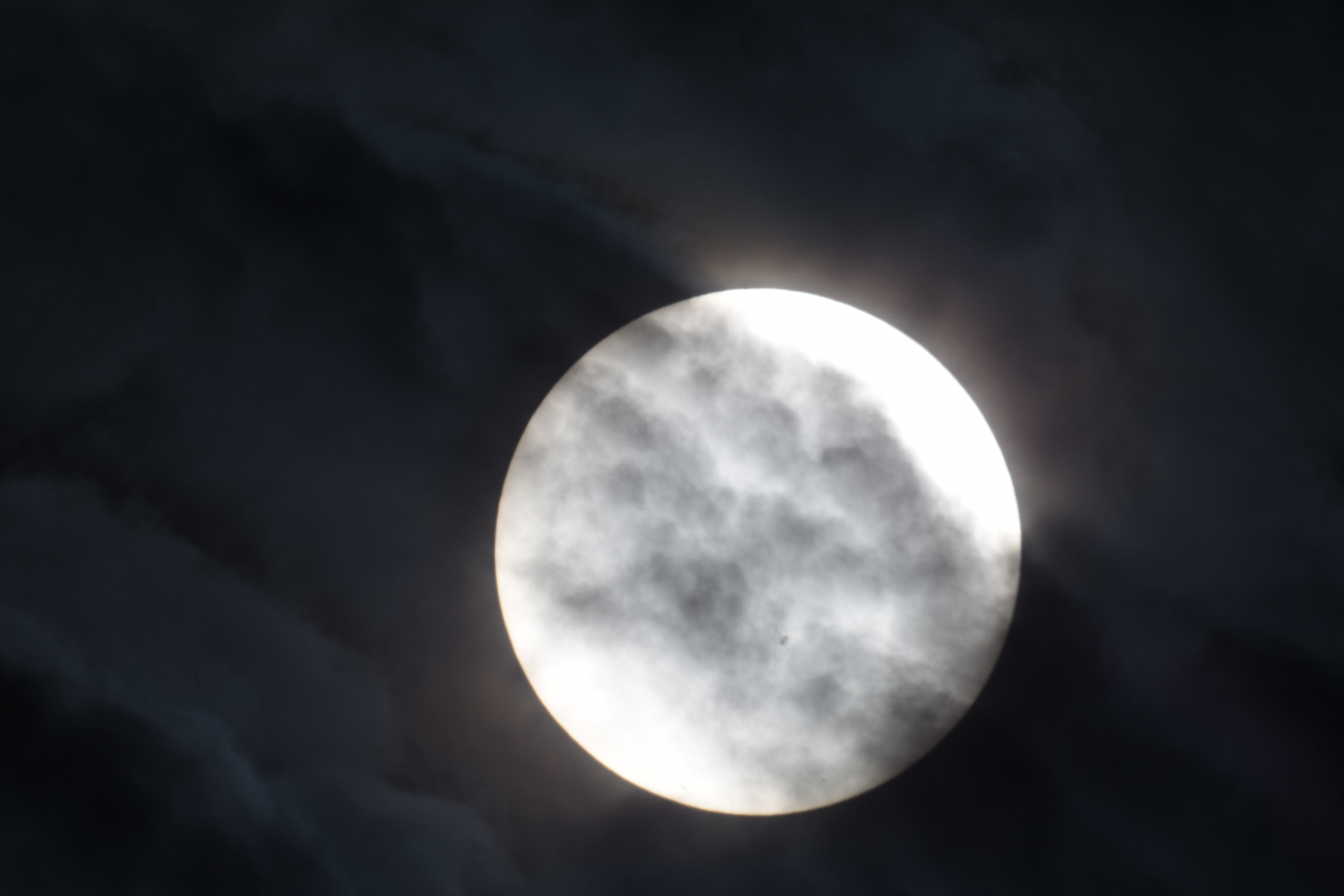 Sonnenaufnahme mit Sonnenflecken vom 15. Juni 2026